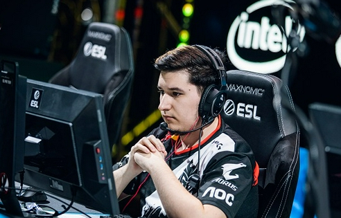 LPL美女主持与ELK传出绯闻 玩家反应热烈